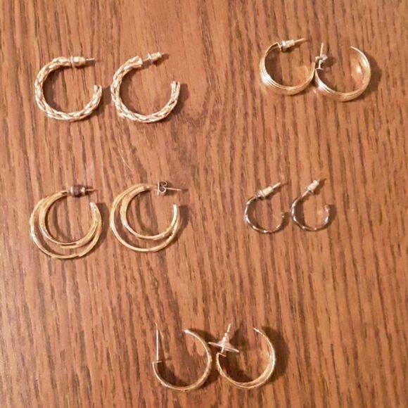 5 PAIRS GOLD FASHION HOOP EARRING BUNDLE - Picture 1 of 6